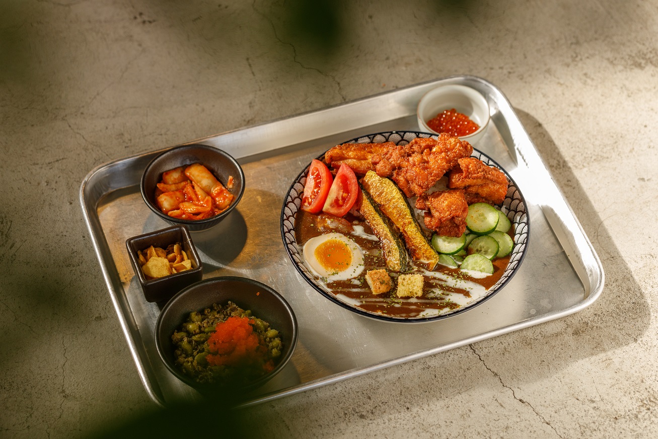 招牌唐揚雞咖哩定食」使用鮮嫩雞腿丁入菜。（345元／份）