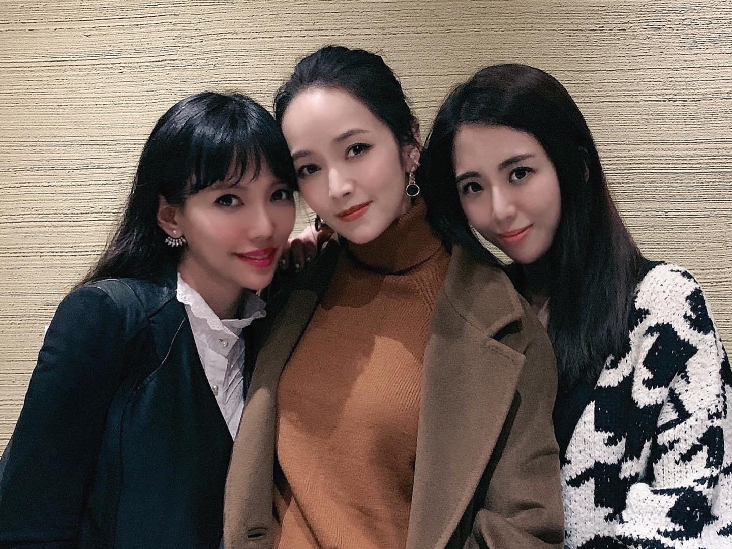 侯佩岑（中）去年分享了與李靚蕾（左）、江佩蓉（右）三姝聚會的合照。（翻攝自侯佩岑臉書）