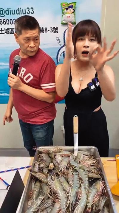 澎恰恰（左）雖自認不適合做直播生意，但曾去丟丟妹的直播賺錢。（翻攝臉書直播）