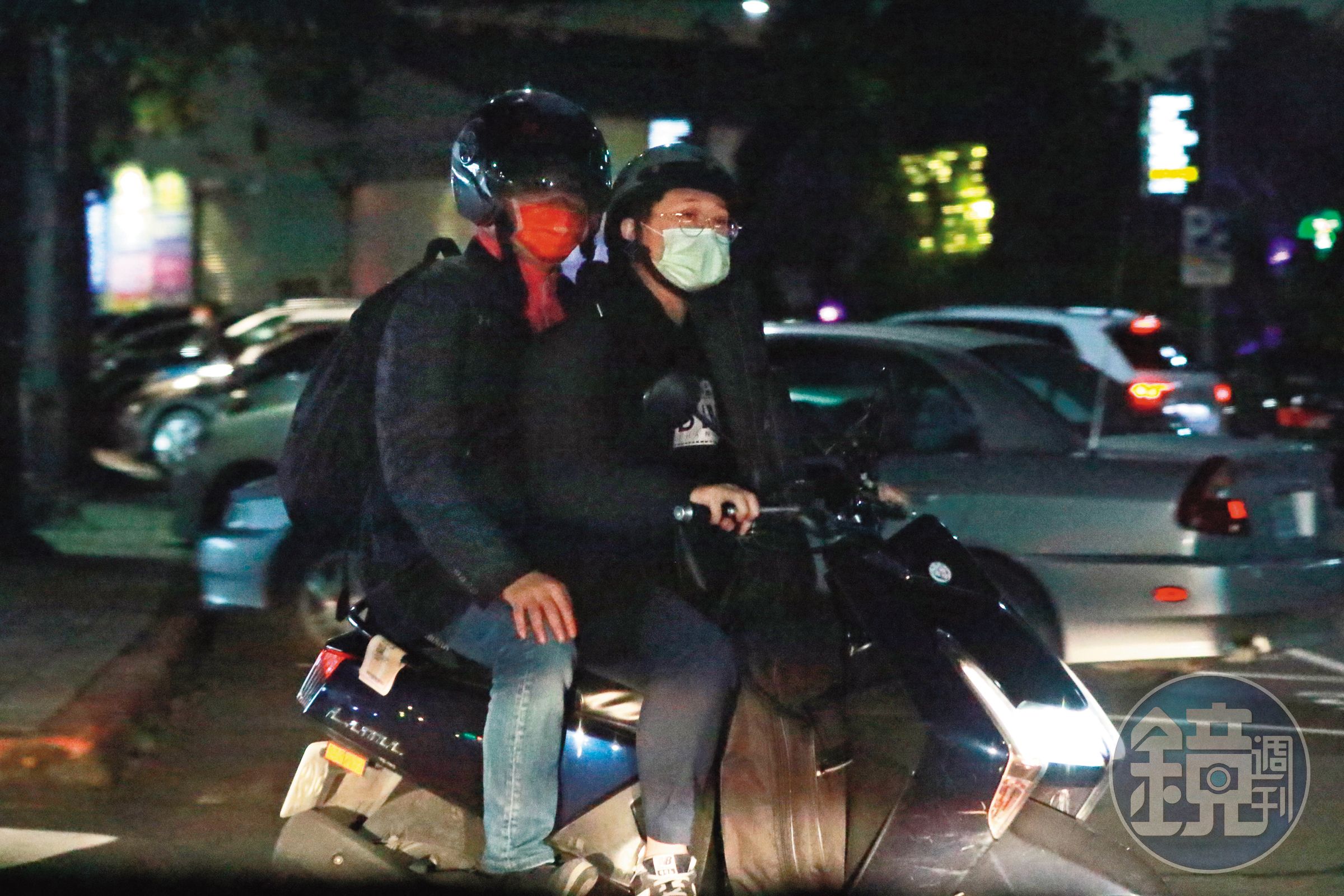 12/14晚間，澎恰恰兒子載著他騎機車雙載離開。