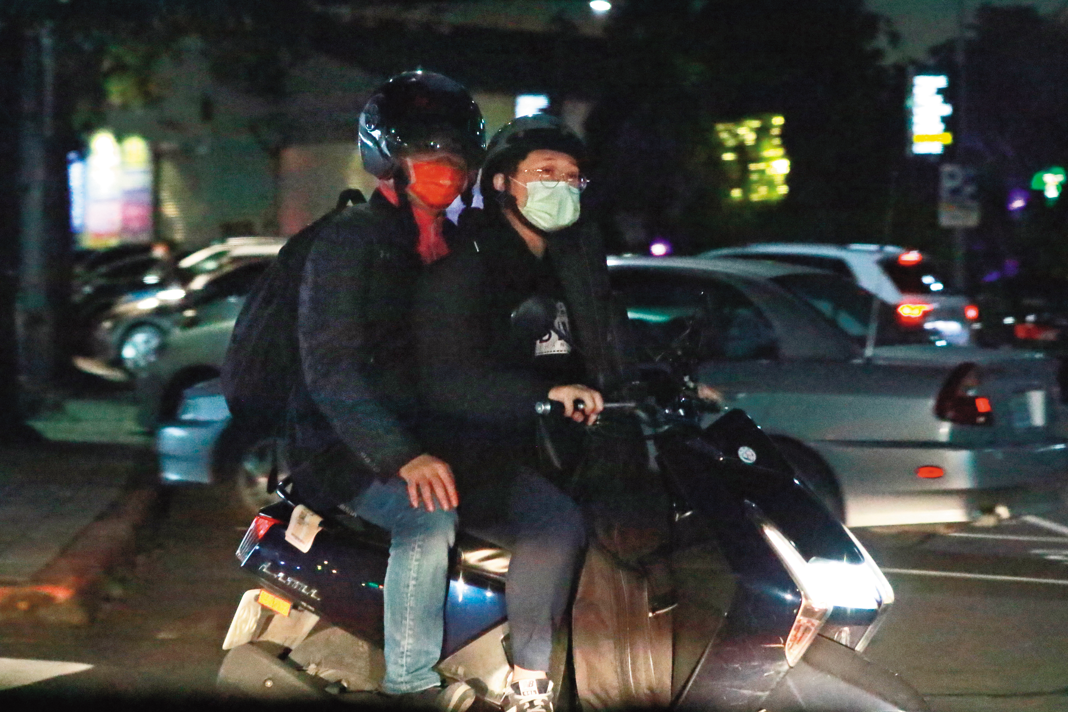 12/14晚間，澎恰恰兒子載著他騎機車雙載離開。