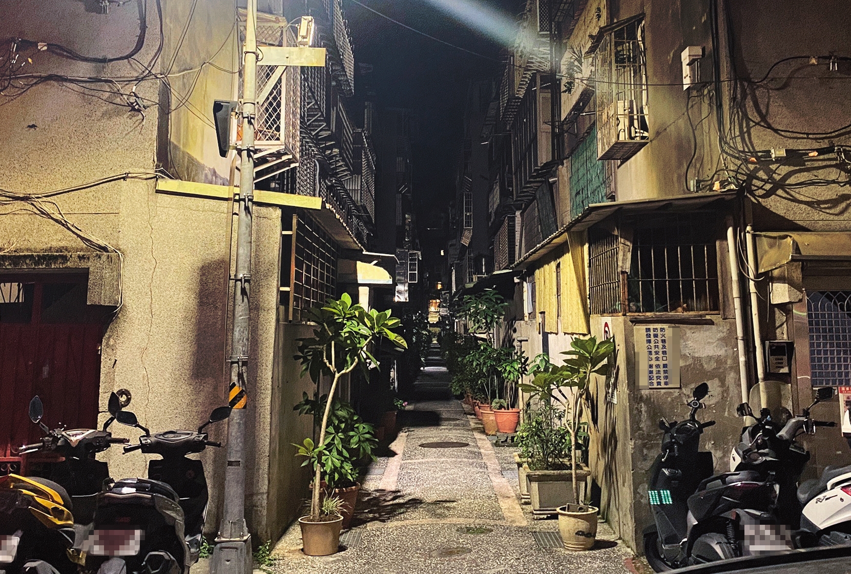 澎恰恰居住的巷弄內都是50年以上的3層老公寓。