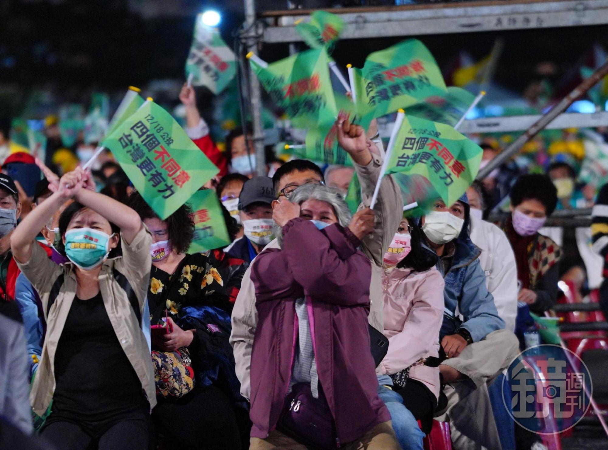 民進黨的公投之夜高雄場也來了大批民眾響應,呼籲投下4個不同意。