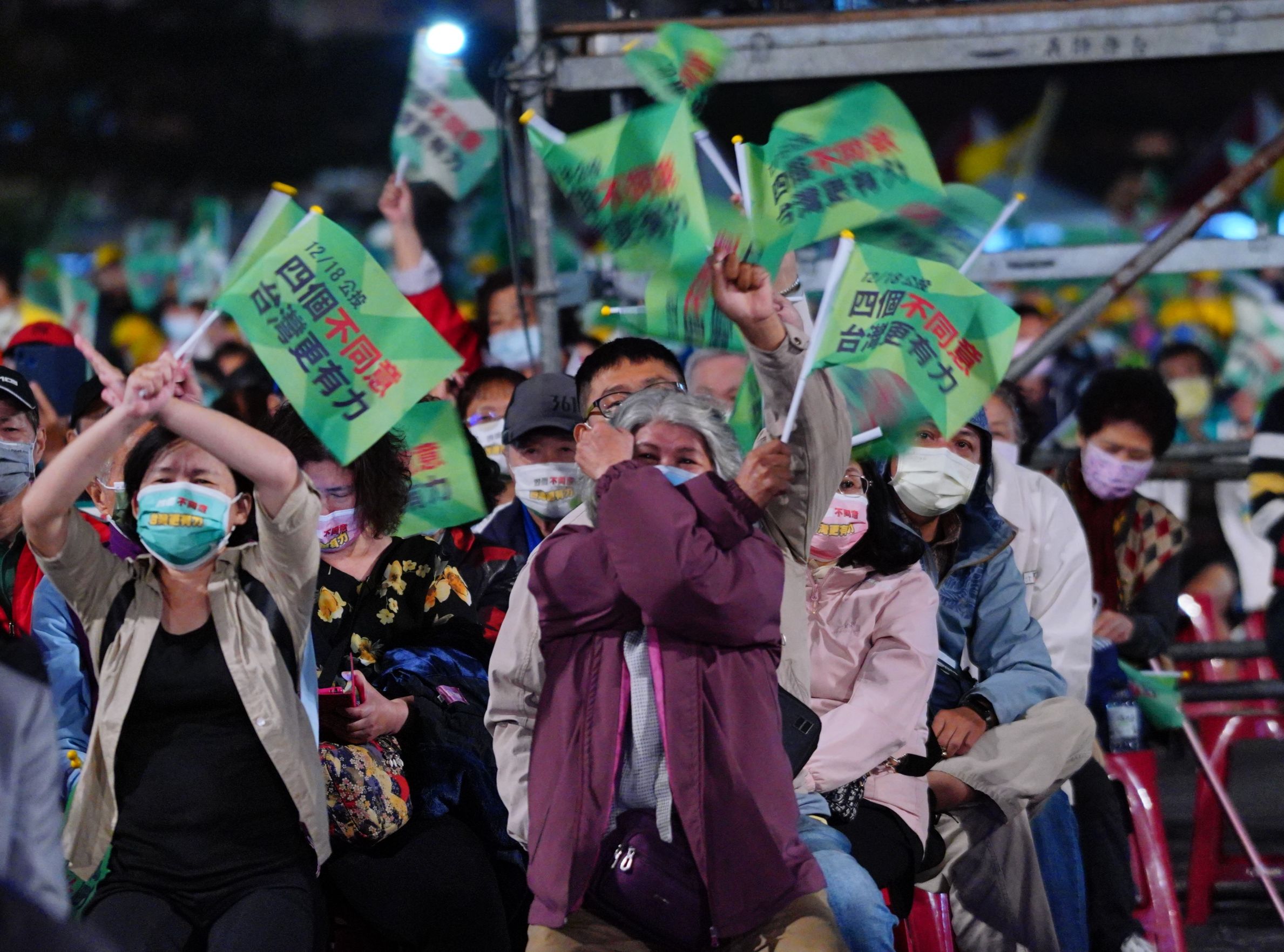 民進黨的公投之夜高雄場也來了大批民眾響應，呼籲投下4個不同意。