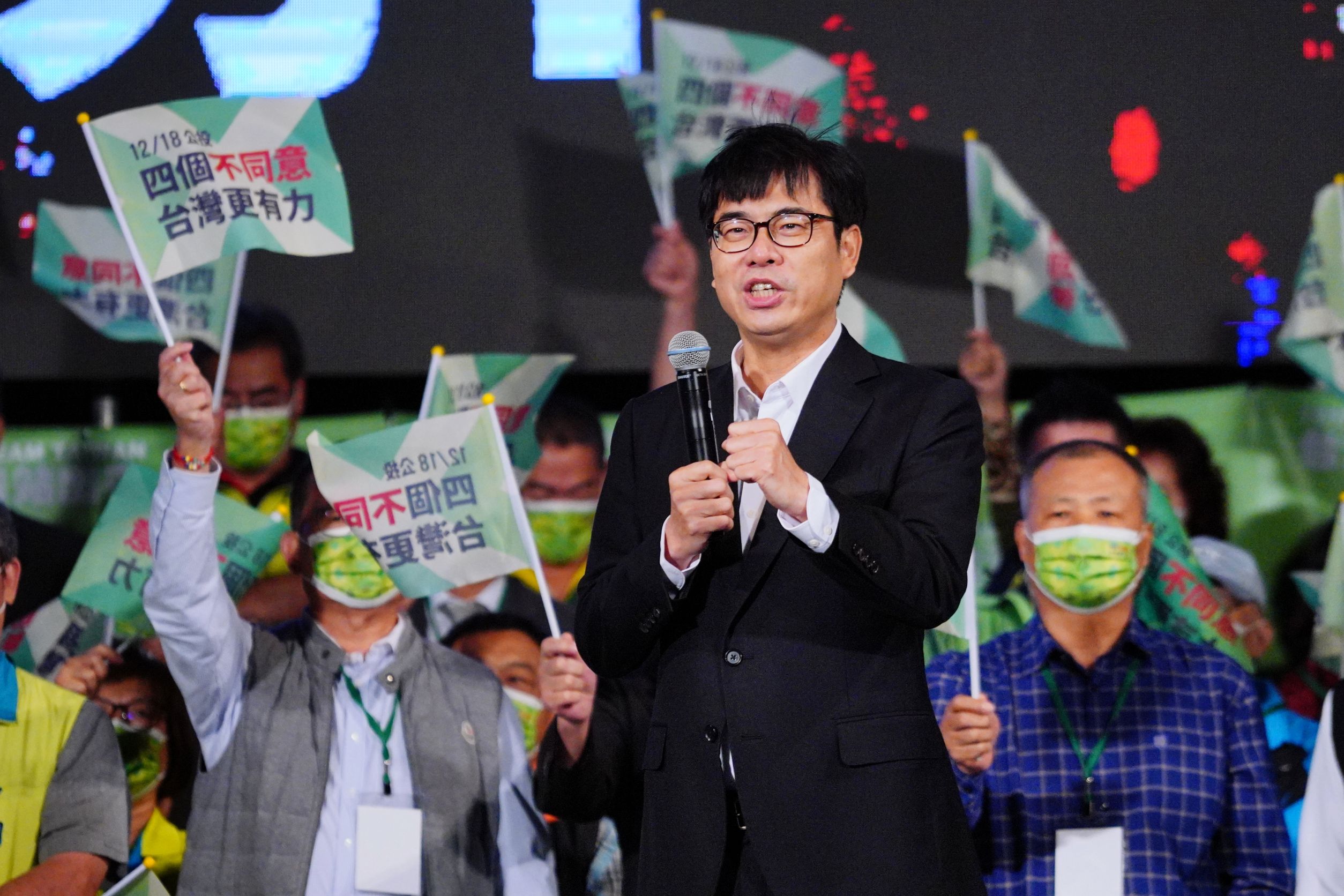 高雄市長陳其邁在民進黨公投之夜高雄場呼籲民眾踴躍出門投票。