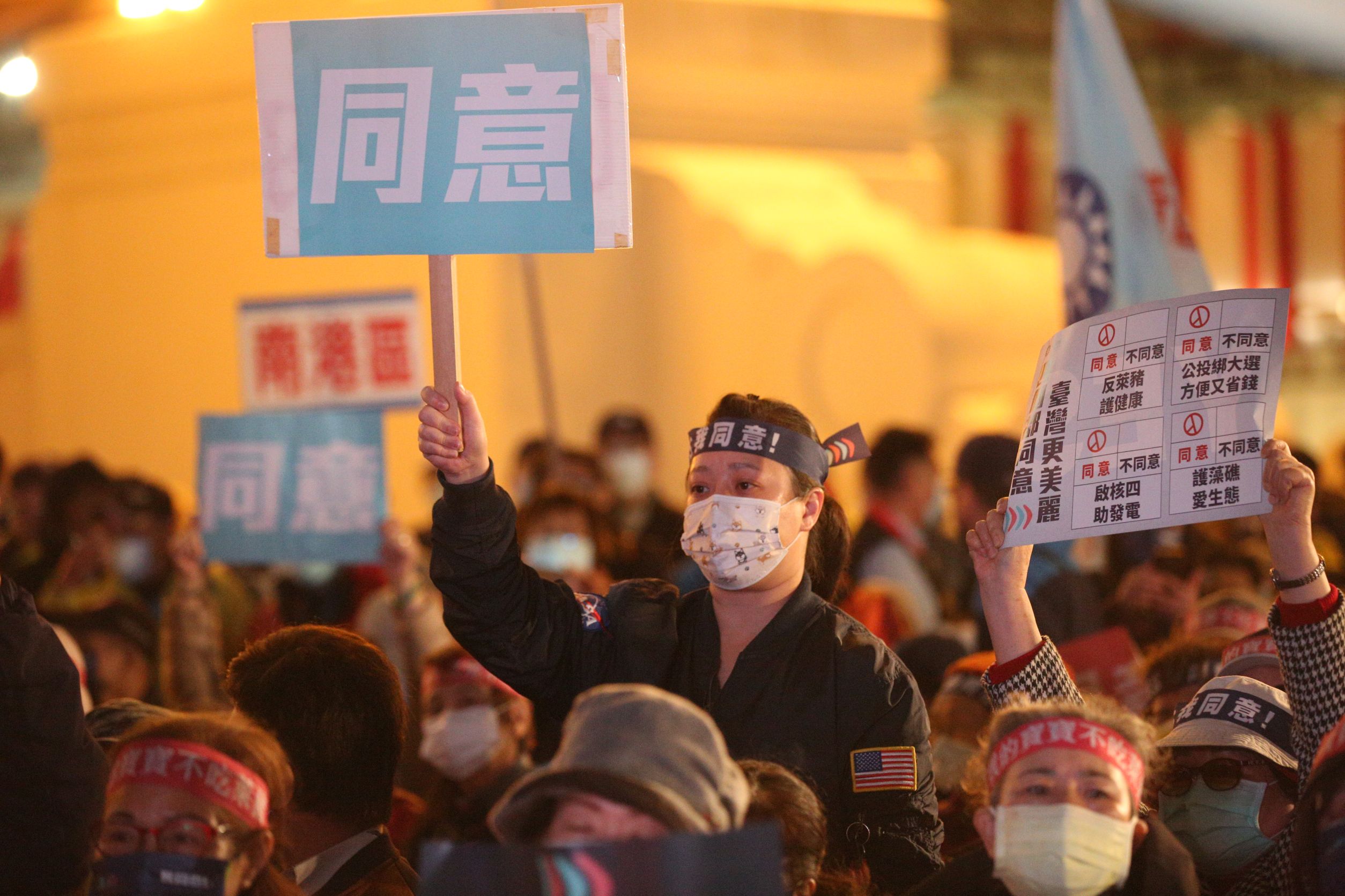 國民黨在公投前夕舉辦「民主守夜」，喊話支持者明早一起去投票。
