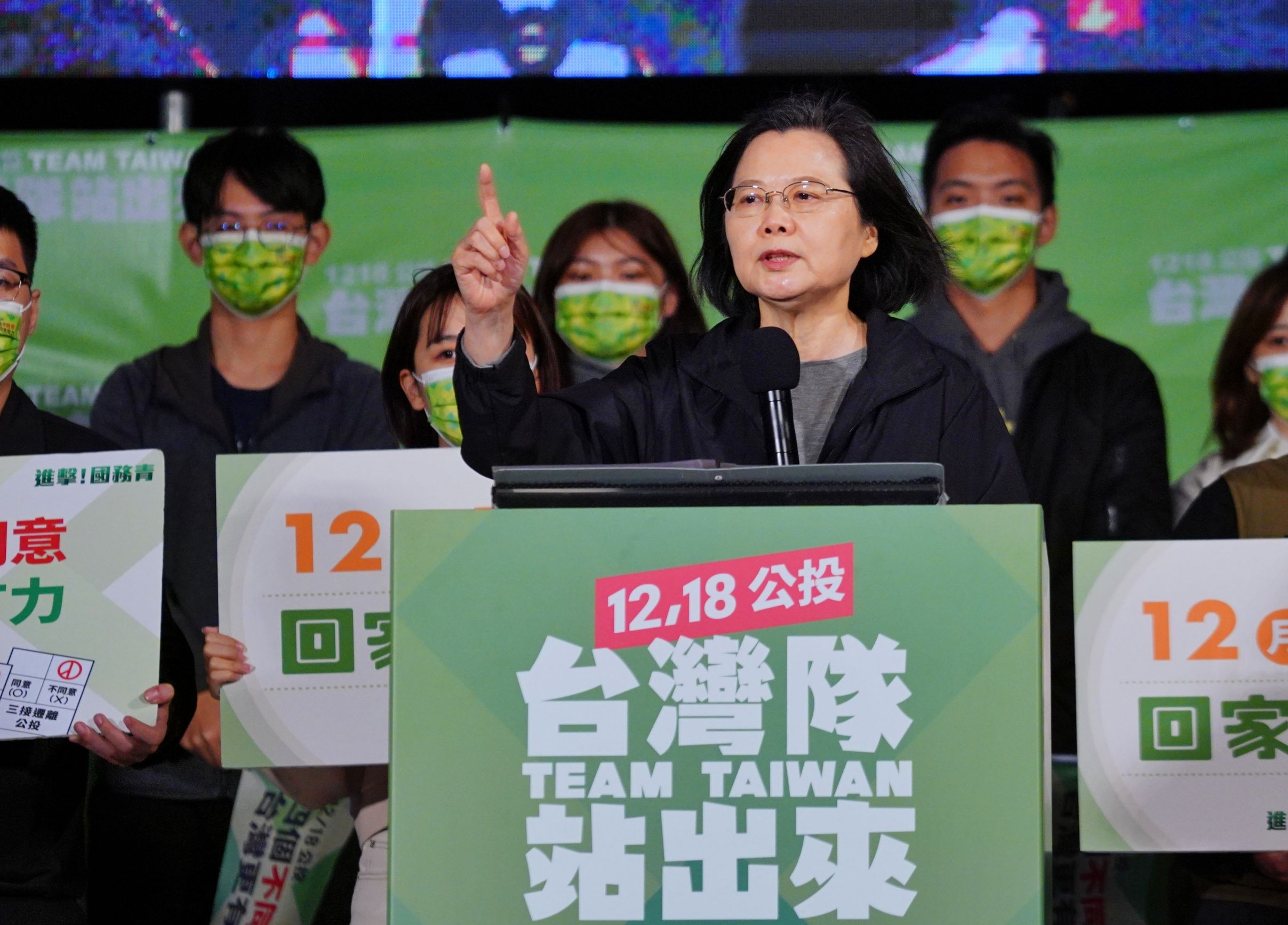 蔡英文今在民進黨的造勢晚會，再次呼籲民眾明天投下4個不同意。