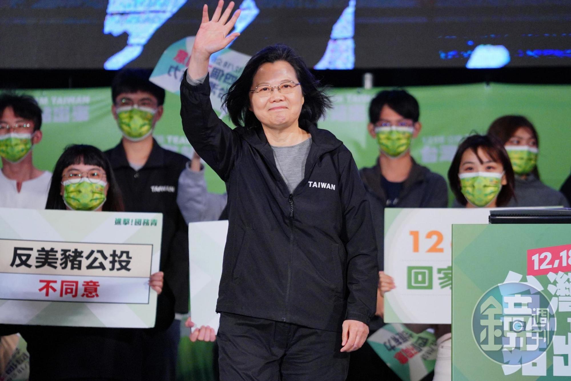 總統蔡英文等人在民進黨公投之夜台北高雄兩邊跑,呼籲投下4個不同意。