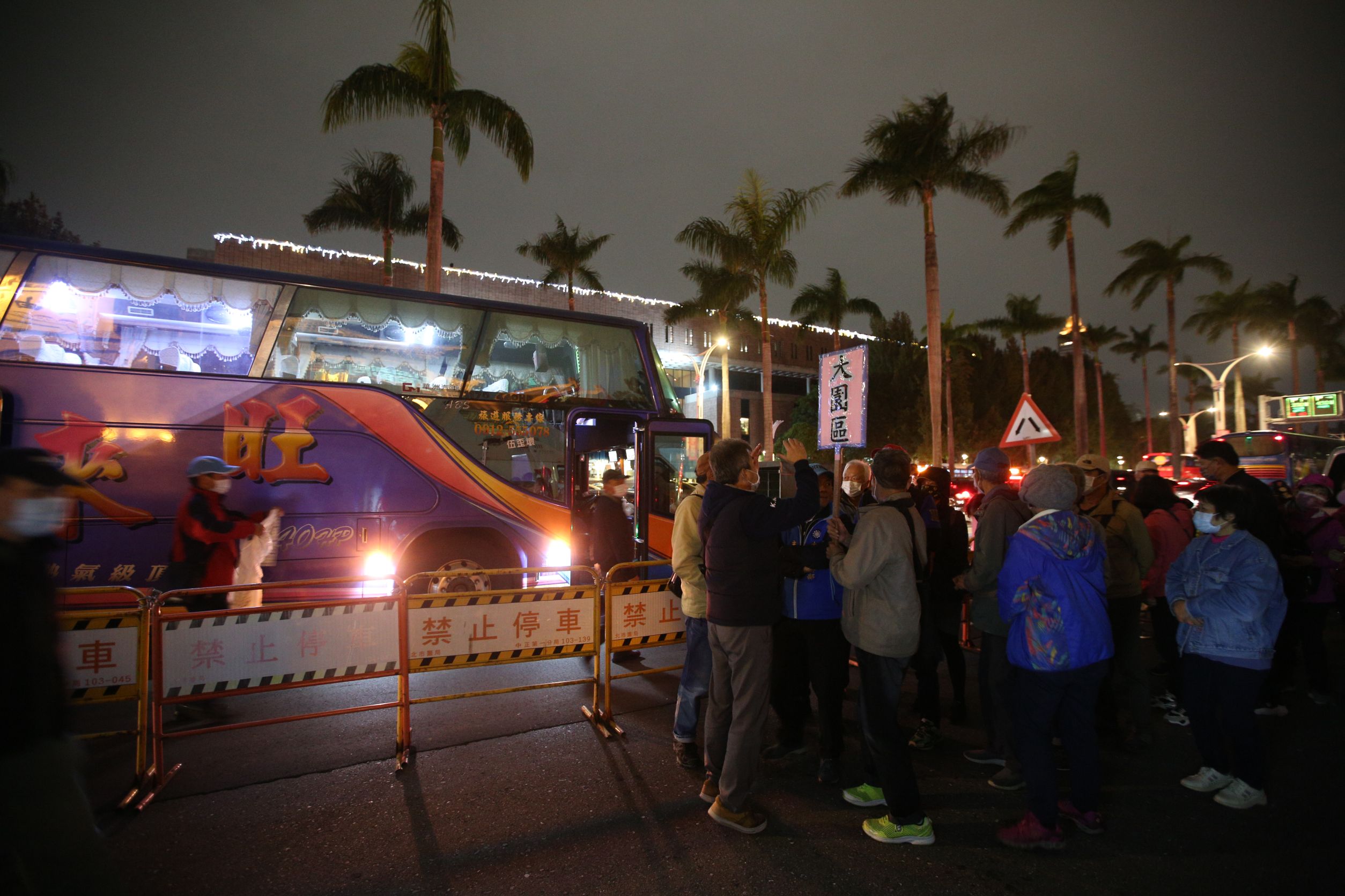 有台北以外的支持者搭乘遊覽車來到國民黨的公投之夜造勢活動。