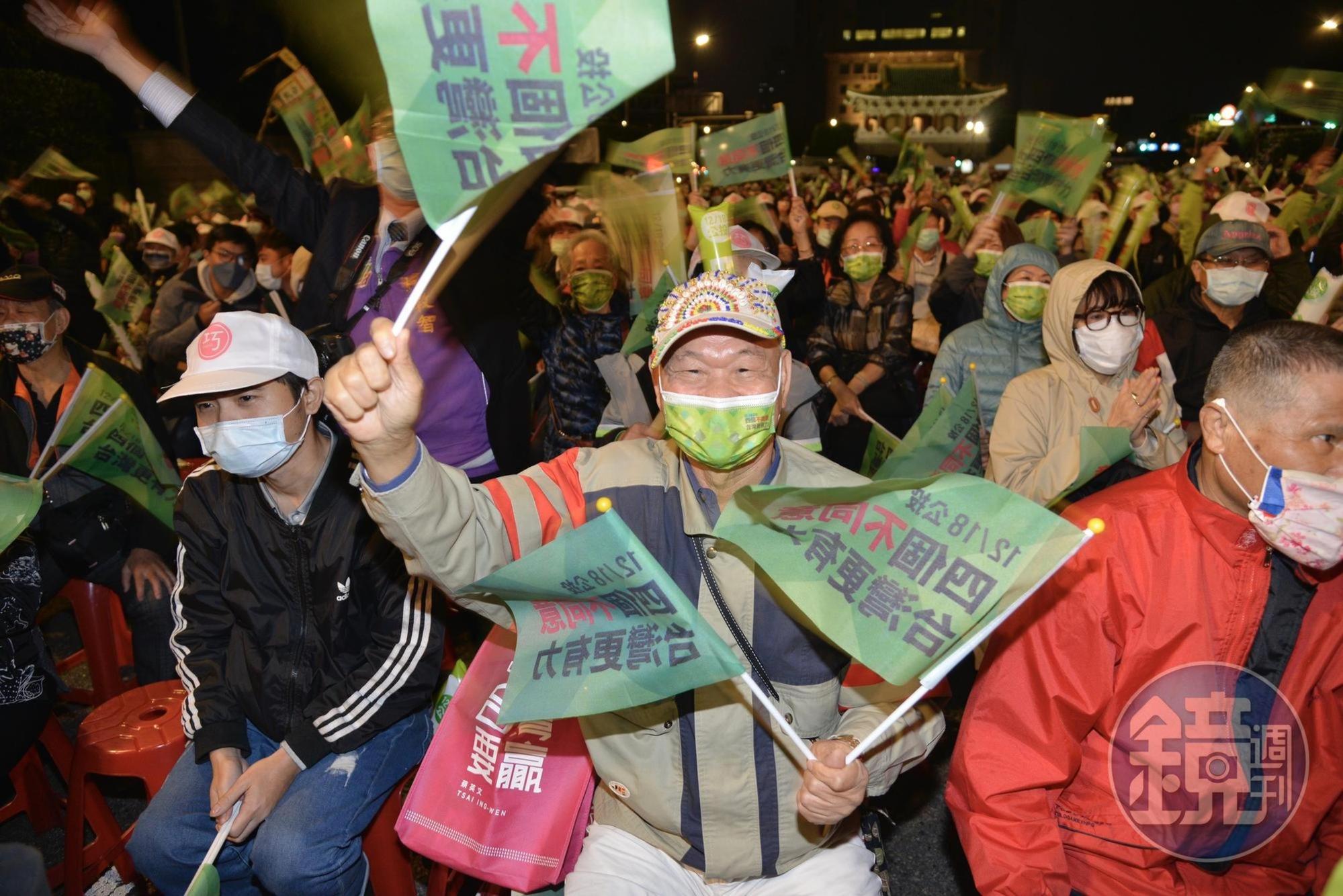 民進黨在凱道前的公投之夜吸引許多民眾前來響應。