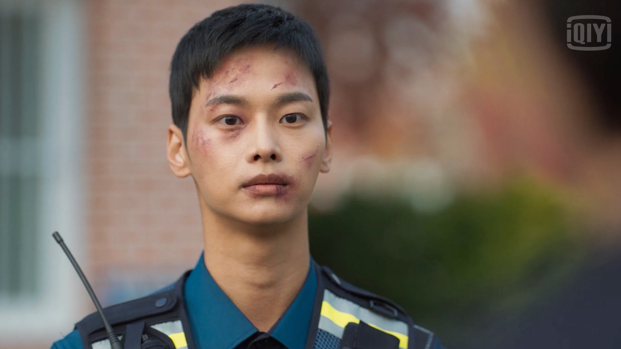 車學渷一腔熱血為小女孩尋找失蹤母親，卻差點連命都沒了。（截圖自愛奇藝）