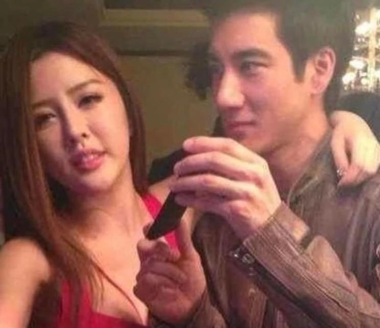 有網友日前在爆料公社發文，貼出王力宏和Yumi的合照，指兩人關係不單純。（翻攝自爆料公社臉書）
