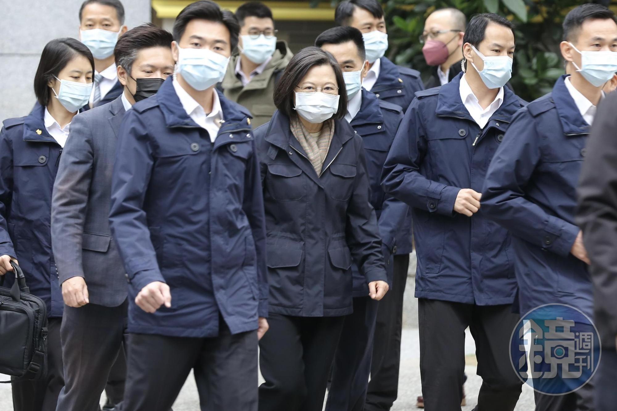 對於公投結果是否有信心,蔡英文則微笑回應喊出「加油!」