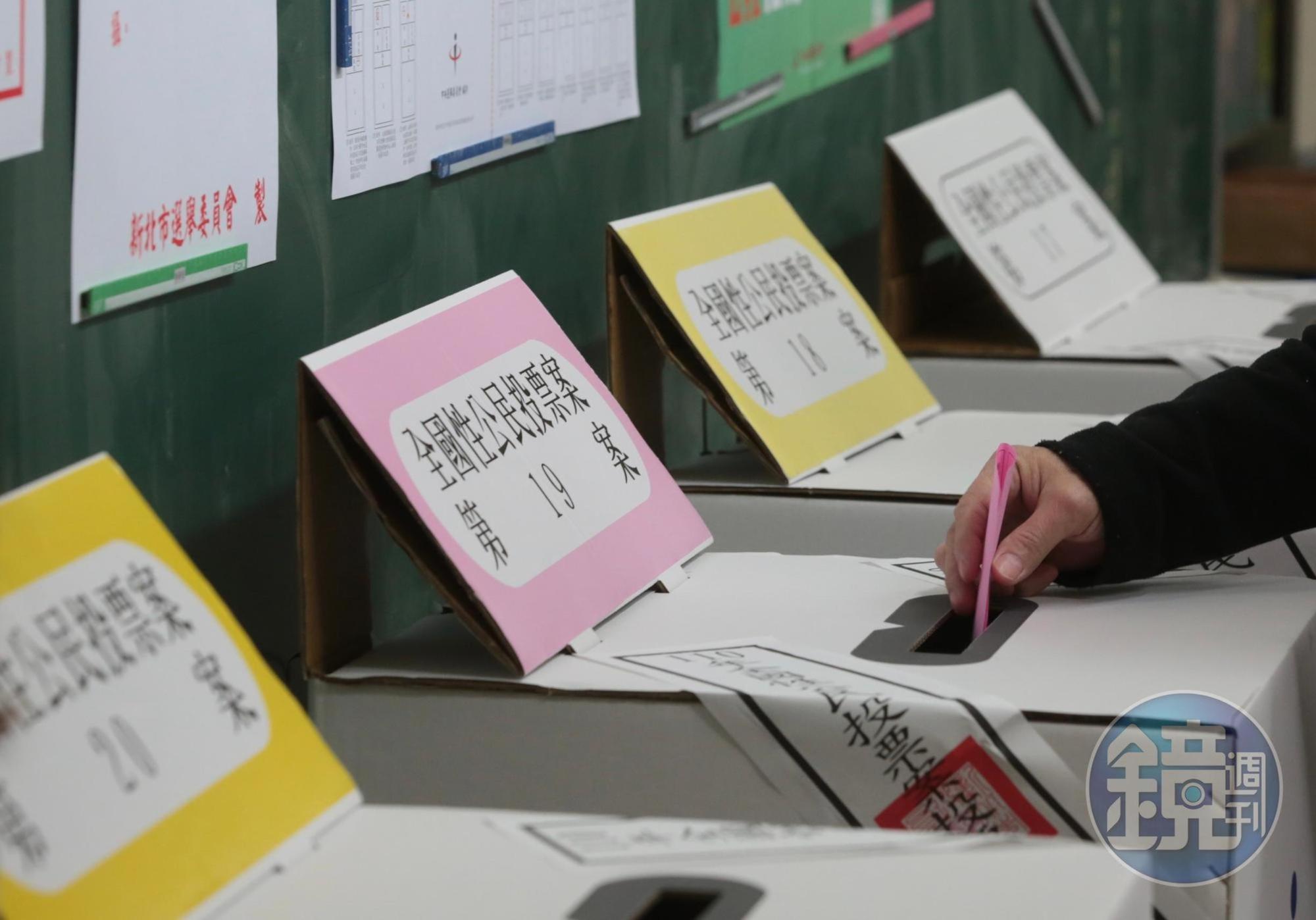 公投將在下午4點結束,據民進黨內部統計,中午前各縣市投票率均不到3成。