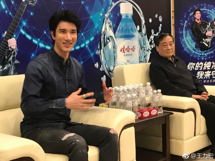 王力宏（左）過去曾擔任20年的中國「娃哈哈」礦泉水代言人；右為娃哈哈董事長宗慶後。（翻攝自王力宏微博）