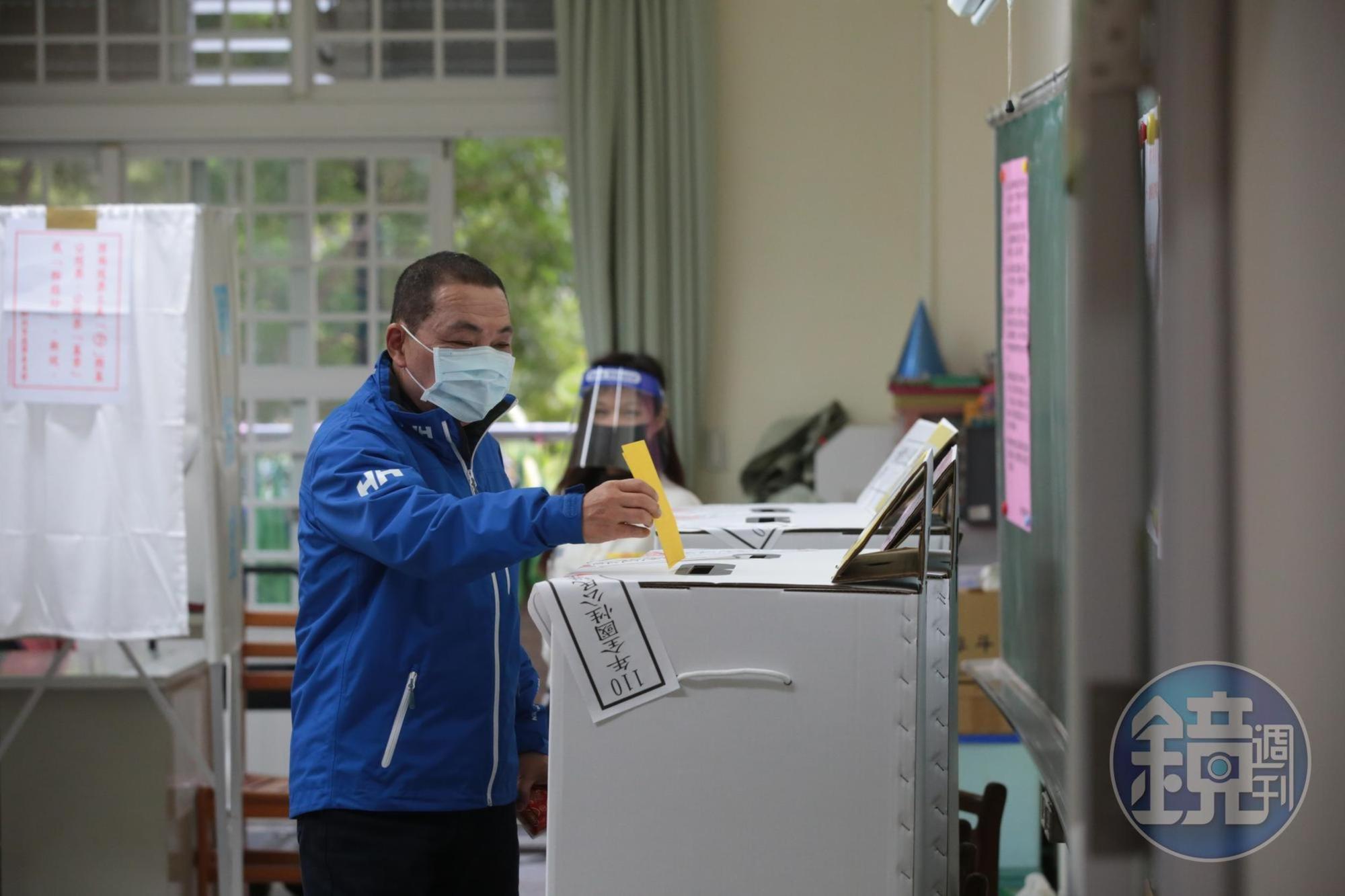 侯友宜因為遲遲未對「反萊豬」以外的公投表態，被認為是藍營可能輸掉公投的戰犯。