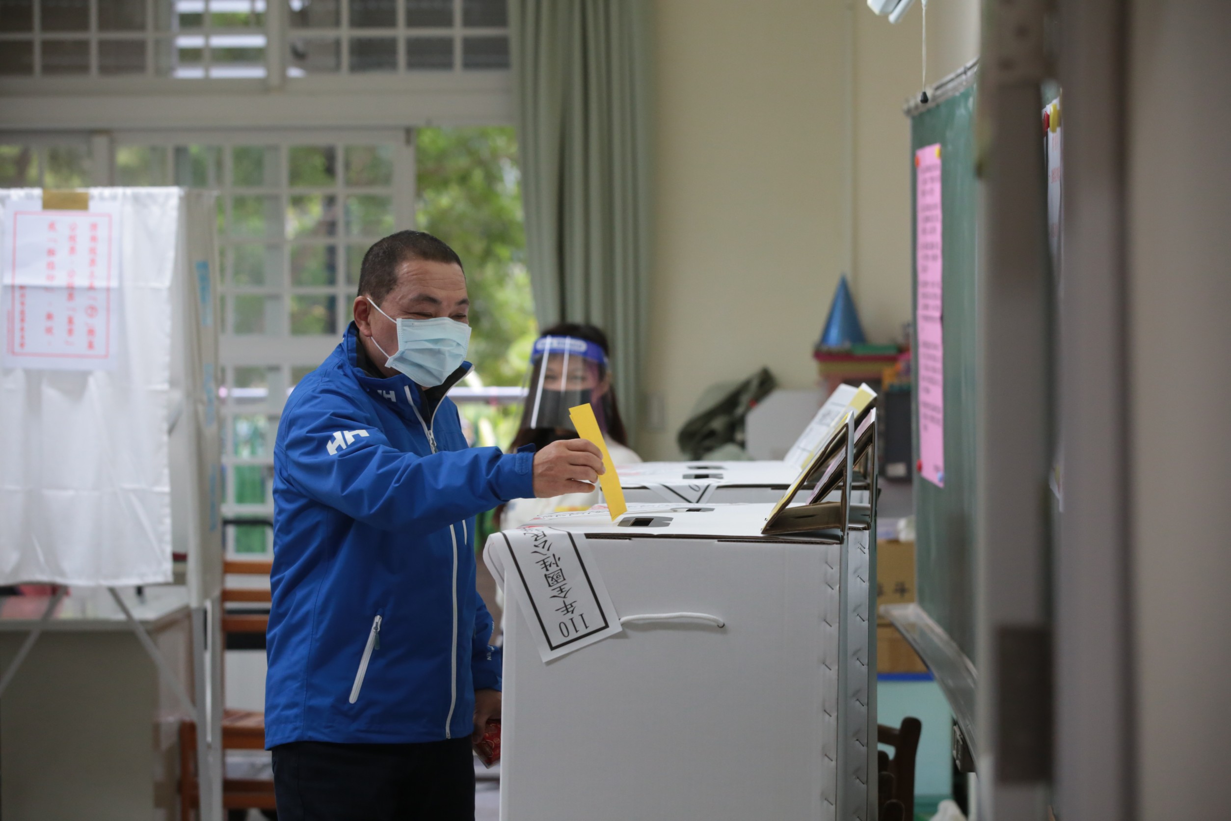 侯友宜因為遲遲未對「反萊豬」以外的公投表態，被認為是藍營可能輸掉公投的戰犯。