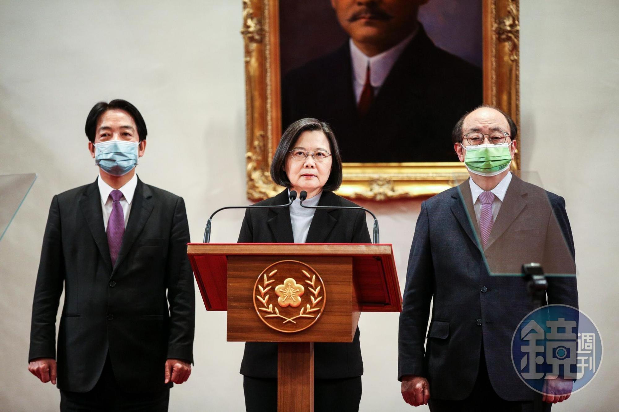 4大公投案開票結果不同意票都領先同意票,總統蔡英文(中)晚間舉行記者會,承諾「執政團隊會秉持人民託付,繼續努力,讓台灣一天比一天好」。