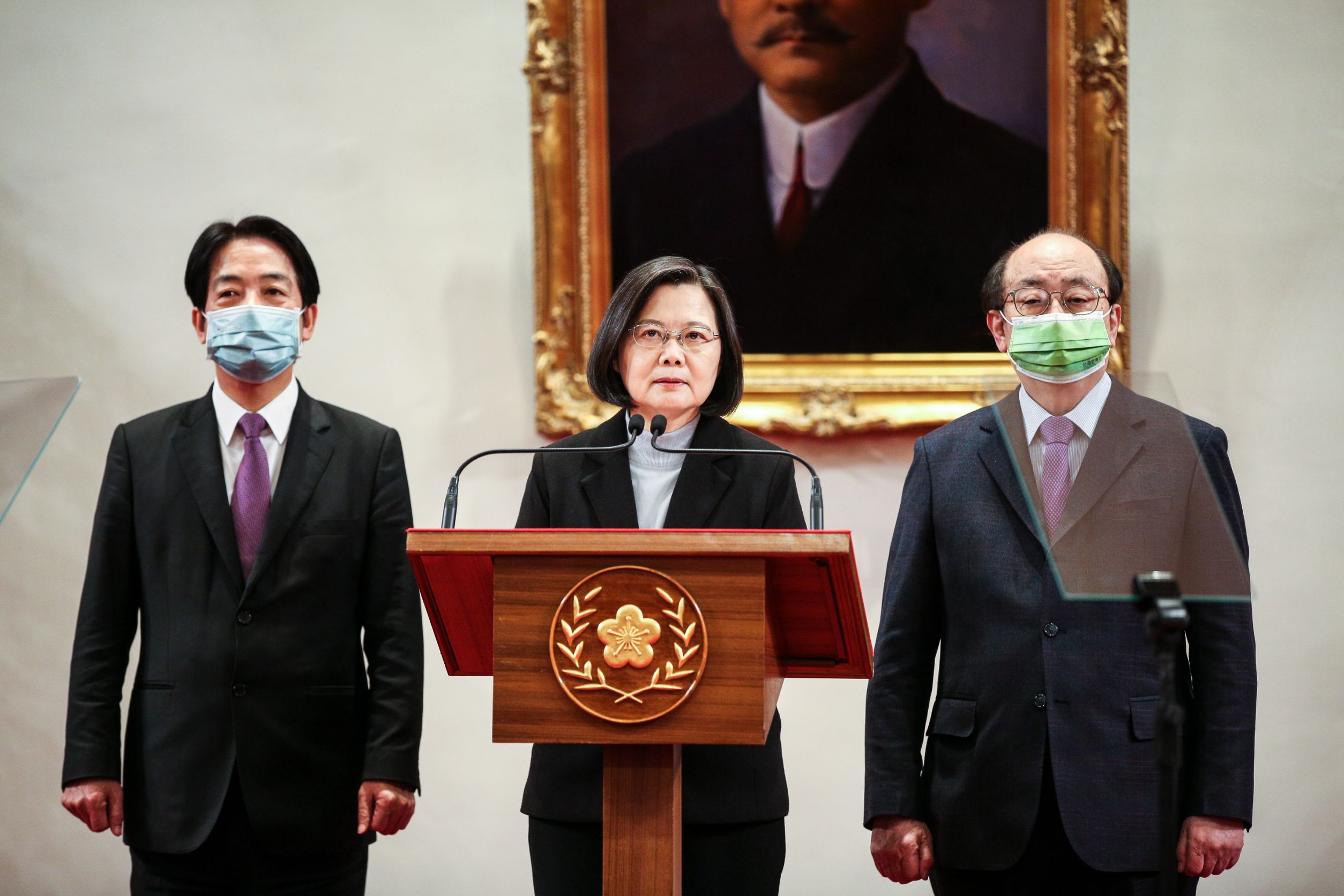 4大公投案開票結果不同意票都領先同意票，總統蔡英文（中）晚間舉行記者會，承諾「執政團隊會秉持人民託付，繼續努力，讓台灣一天比一天好」。