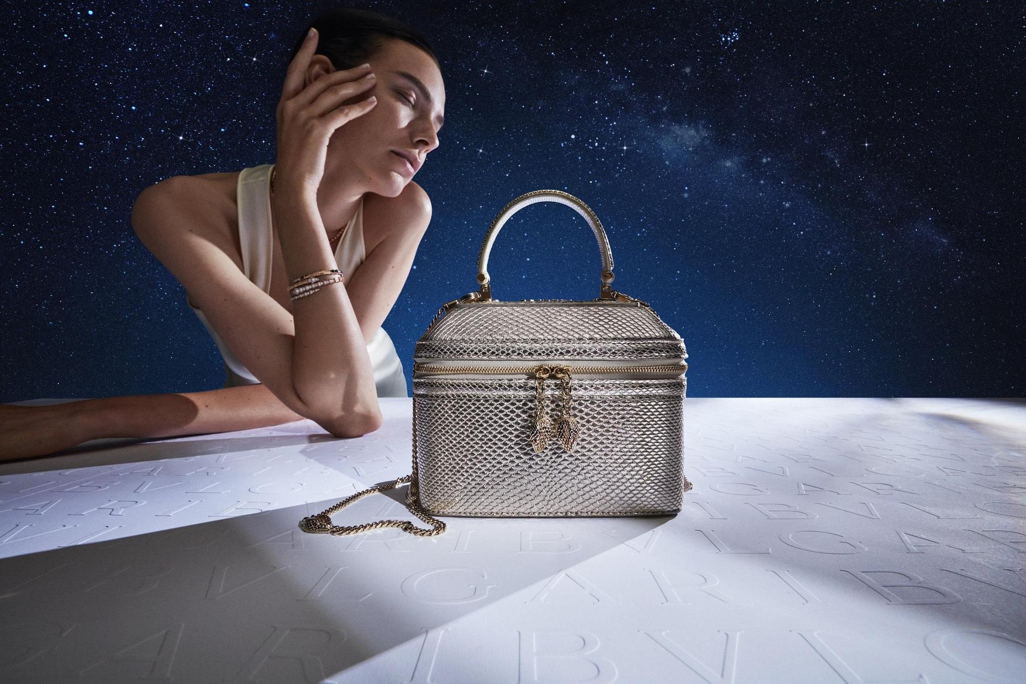 BVLGARI 2021秋冬HOLIDAY SEASON配件系列，以暗夜星空表達出佳節氣氛。Serpenti淺金色水蛇皮珠寶盒包 NT$104,700 BVLGARI（BVLGARI提供）