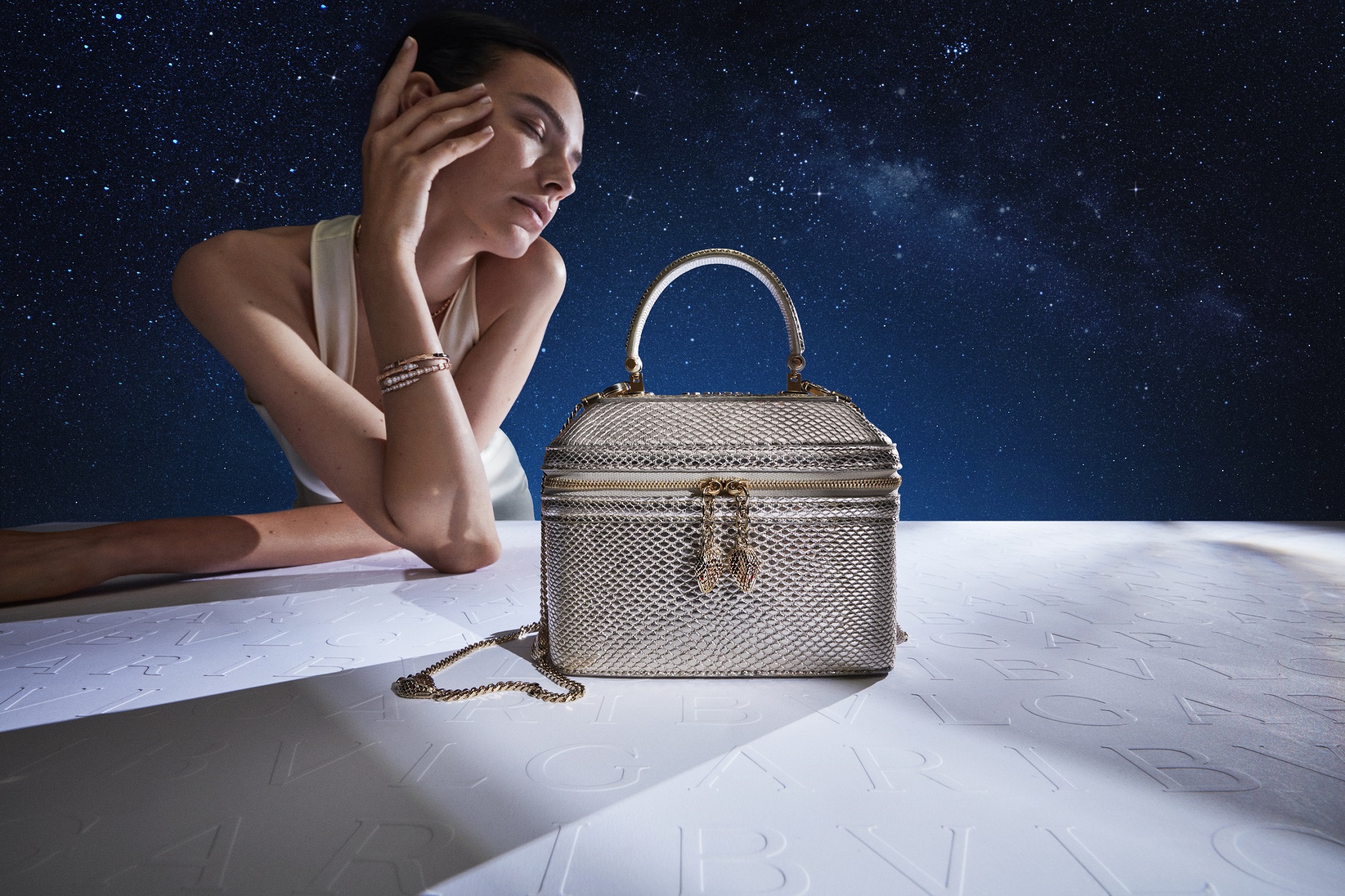 BVLGARI 2021秋冬HOLIDAY SEASON配件系列，以暗夜星空表達出佳節氣氛。Serpenti淺金色水蛇皮珠寶盒包 NT$104,700 BVLGARI（BVLGARI提供）