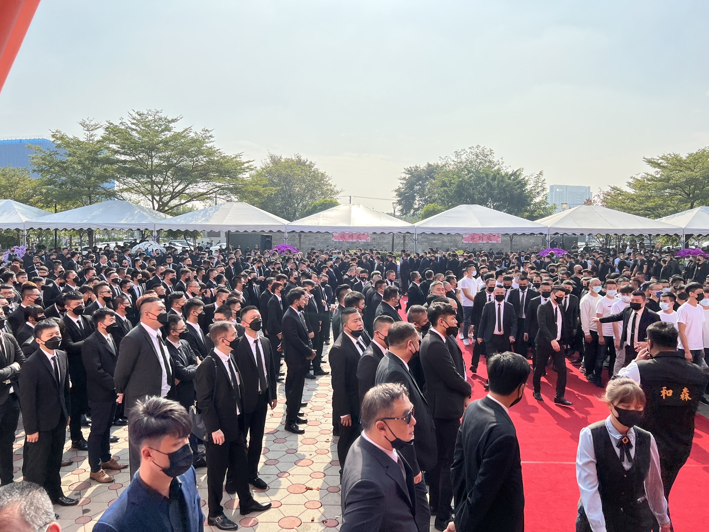 四海幫副幫主劉萬興母喪，現場約2000名黑衣人雲集。（讀者提供）