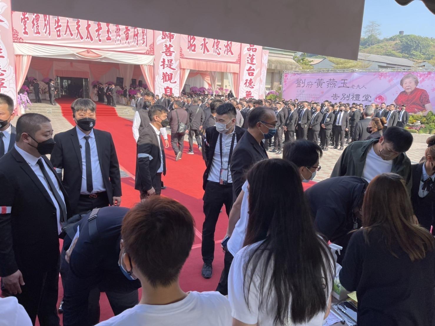  四海幫副幫主劉萬興旗下生意，目前由「威哥」（左一）「NoNo」（左二）和小任（圖中）3名重要親信管理。