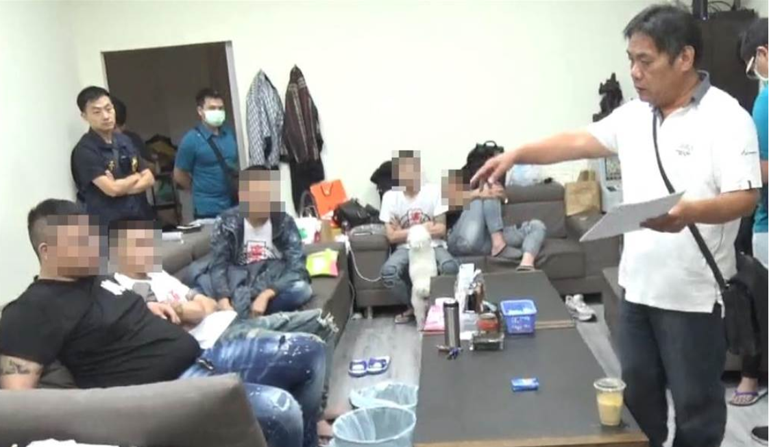 警方前往海南堂據點逮捕多名幫派份子。(翻攝畫面)