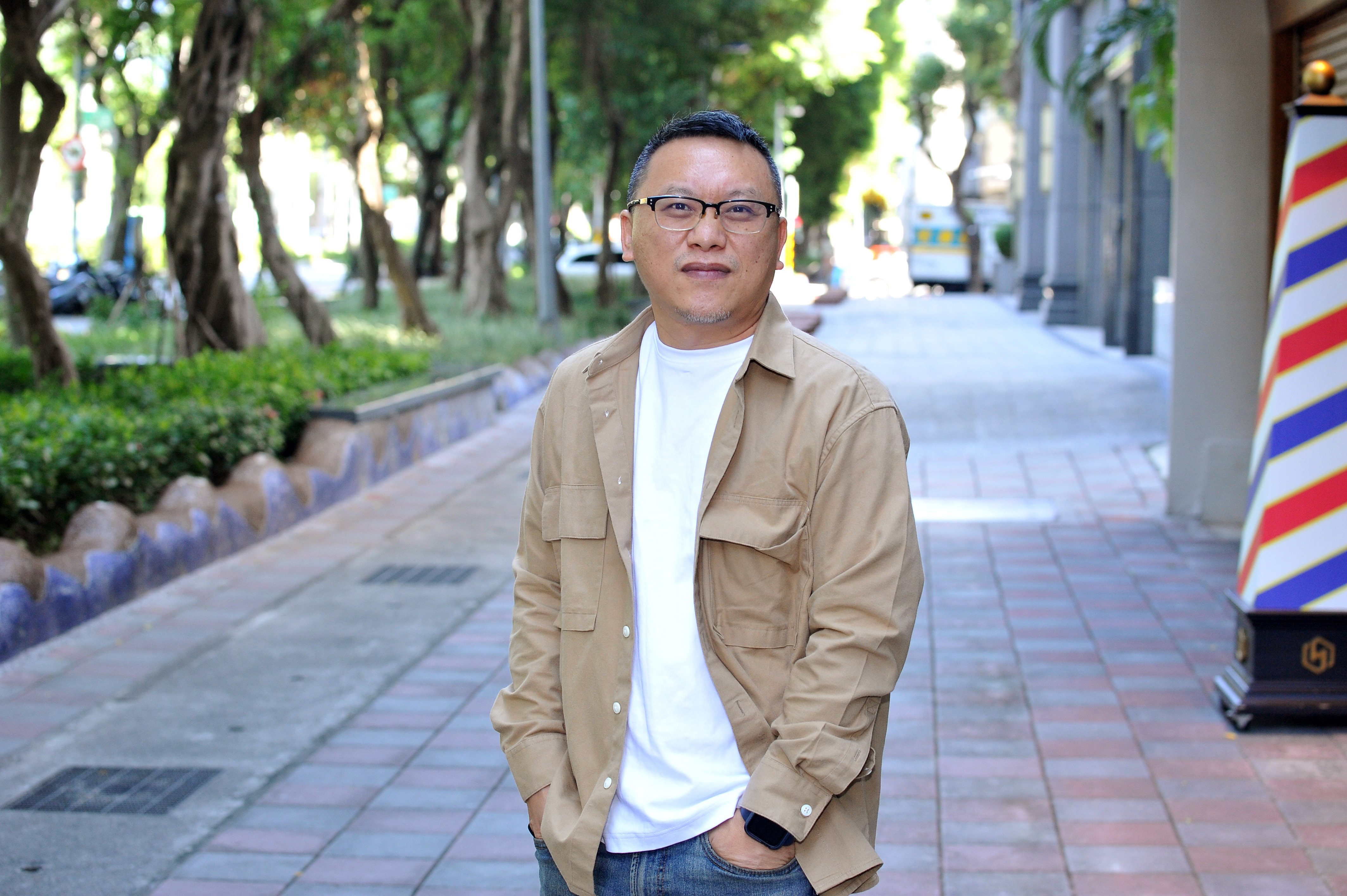 湯昇榮說:「台劇製作品質提升,首先就是劇本紮實看的出誠意,以及花心思邀請最適合的演員來詮釋角色,並對演員與團隊做雙向溝通與學習,加上美術陳設、服裝造型與整體拍攝製作與後製環節的提升,都讓台灣觀眾對於自身作品的信心大增!」(LiTV、 瀚草影視提供)