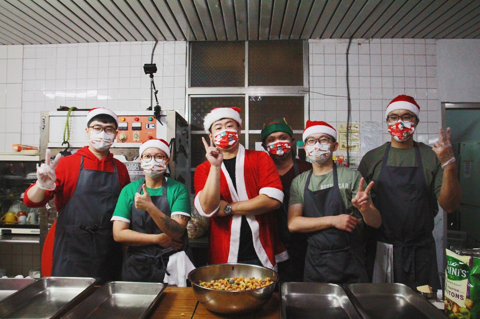 PASTA&CO.主廚Timothy帶領團隊奔赴台東，為忠孝國小的學生們準備耶誕大餐。