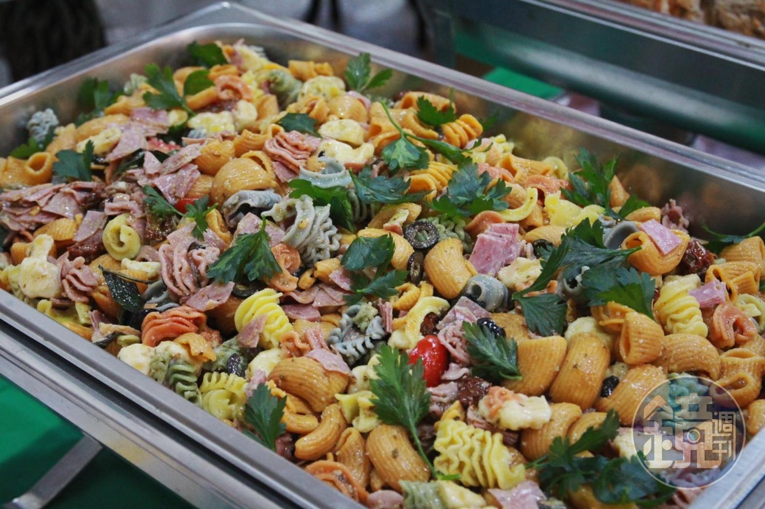除了色系搶眼，造型也多變的PASTA&CO.義大利麵口感極佳。