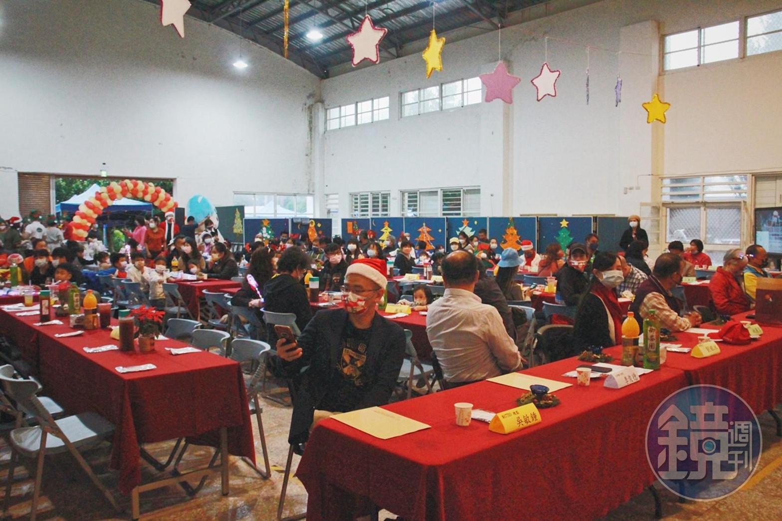 變成餐廳的大禮堂中有許多創意作品，都出自於學校孩子們之手。