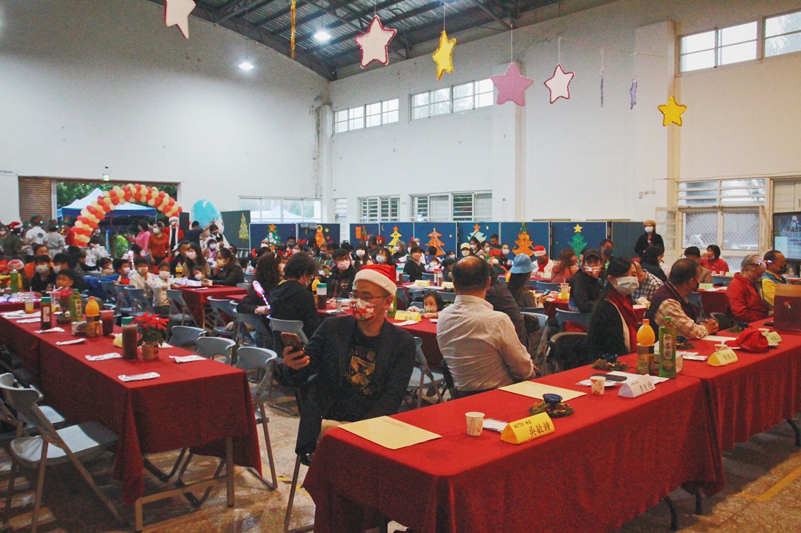變成餐廳的大禮堂中有許多創意作品，都出自於學校孩子們之手。