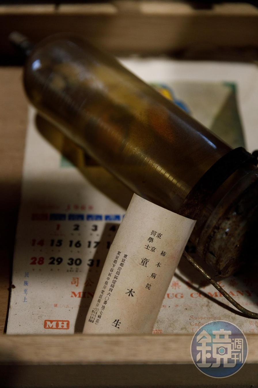 角落裡也可看見保存數十年的老名片。