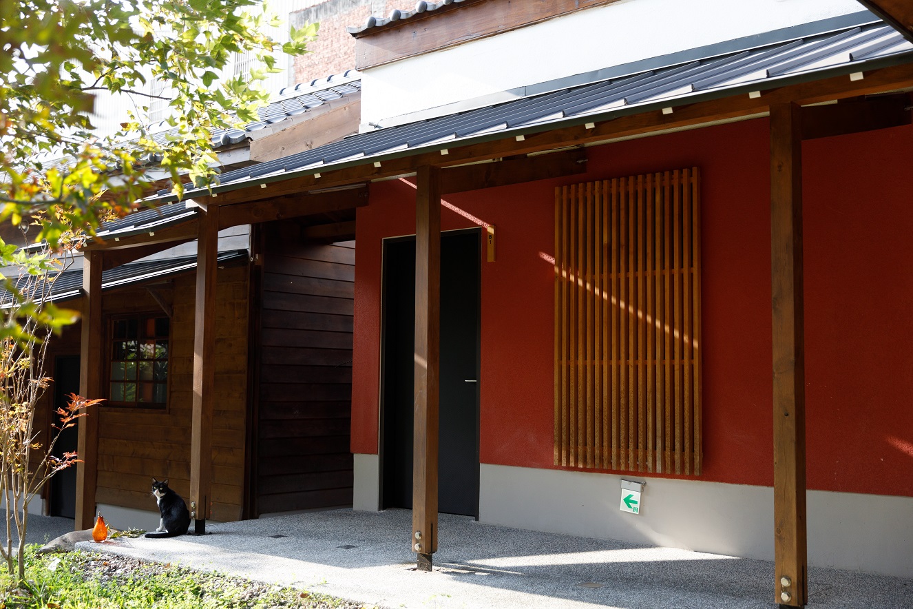 屋外景致有如日本庭園。