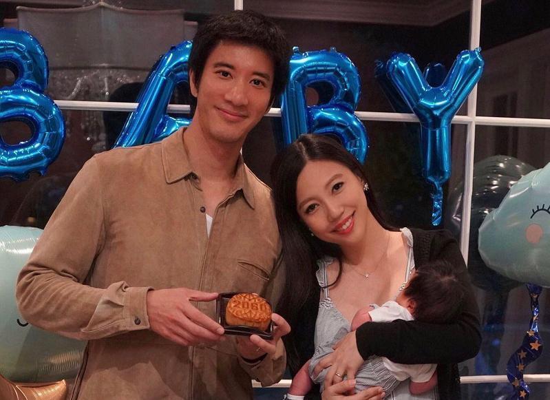 李靚蕾提到，她生下兒子後就被逼離婚。而她昨天打電話給王力宏，王都不接。（翻攝李靚蕾IG）