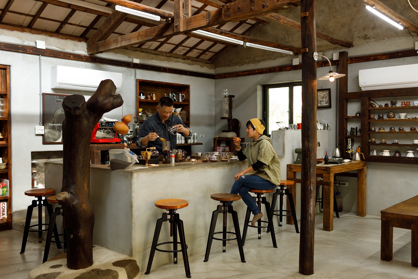 坐在「咖啡。反思Coffee Reflections OLD」的吧檯前，一邊聊天一邊享受每種豆子的滋味。