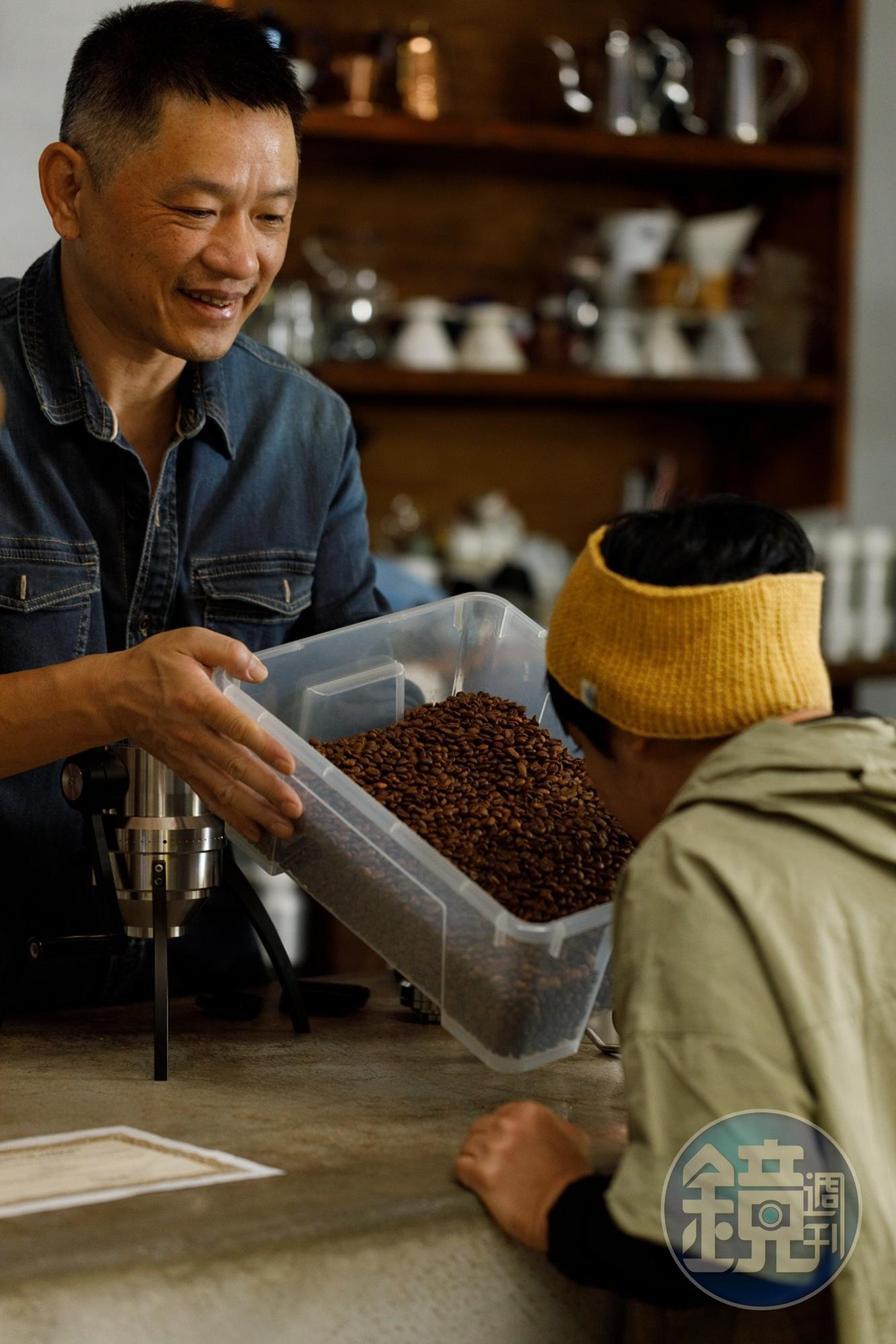 店主賴育正拿出咖啡豆要我嗅聞。