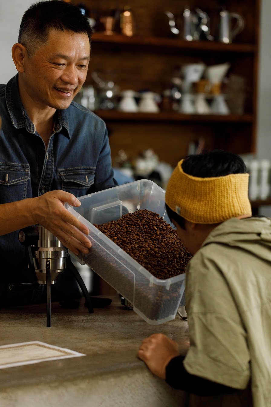 店主賴育正拿出咖啡豆要我嗅聞。
