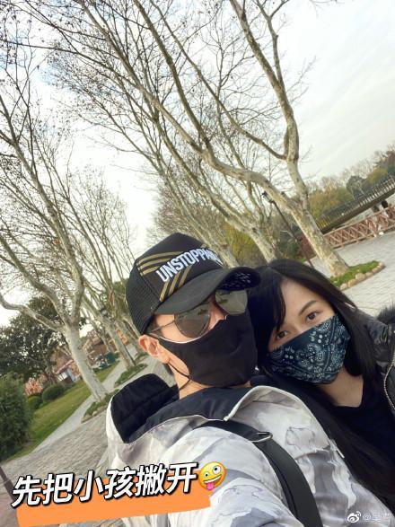 吳尊緊摟老婆留下甜蜜畫面。（翻攝微博）
