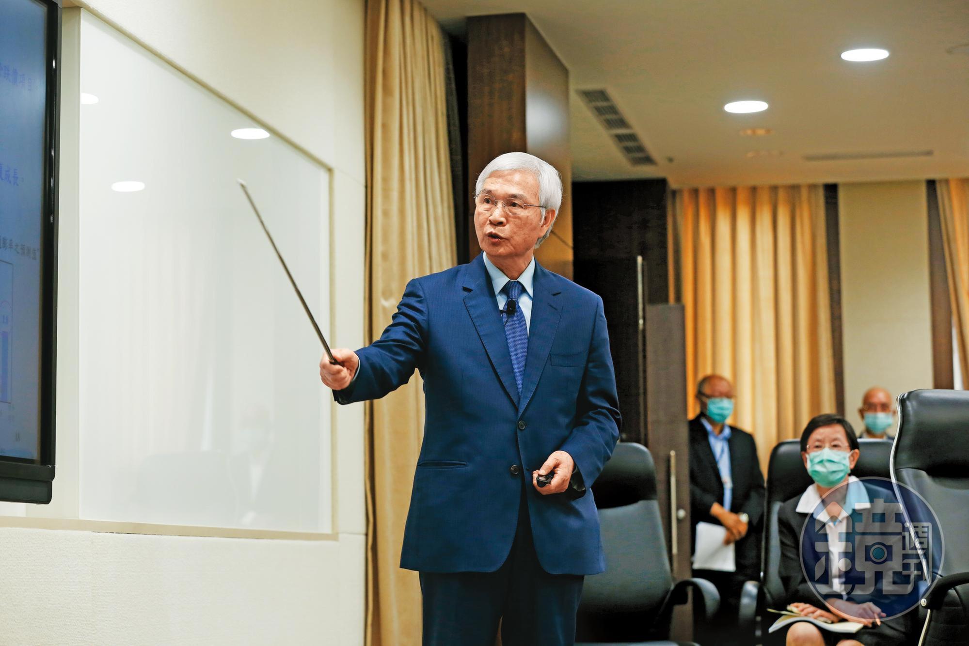 央行總裁楊金龍16日宣布第四波信用管制上路，且隔日即刻實施。