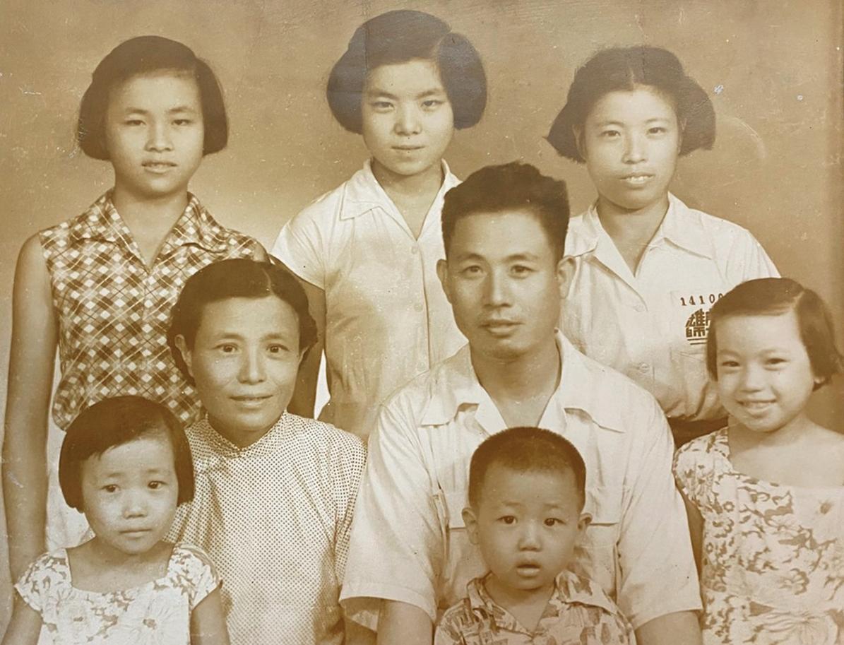 王培仁(前排左1)兒時全家福,她說廚藝來自從小跟著媽媽在廚房做菜。(王培仁提供)