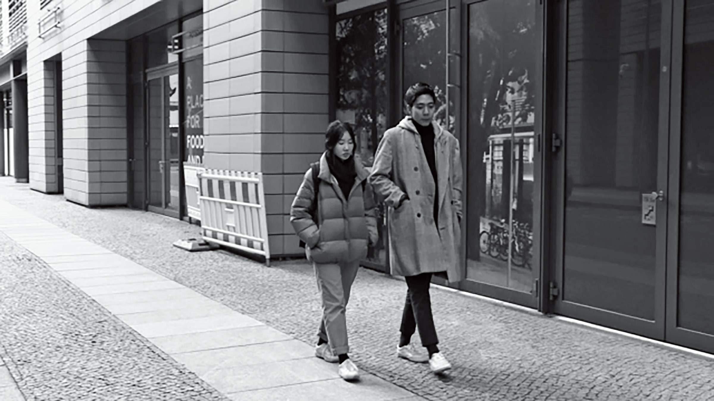 對愛情敏感而細膩的男子飛往柏林，只為見在當地學習服裝設計的女友一面。（可樂提供）