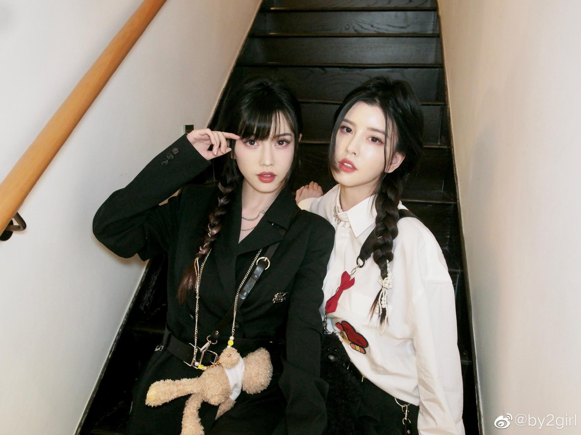 雙胞胎女團By2出道以來就形影不離,卻也讓姐姐Miko慘遭牽連。(翻攝By2微博)