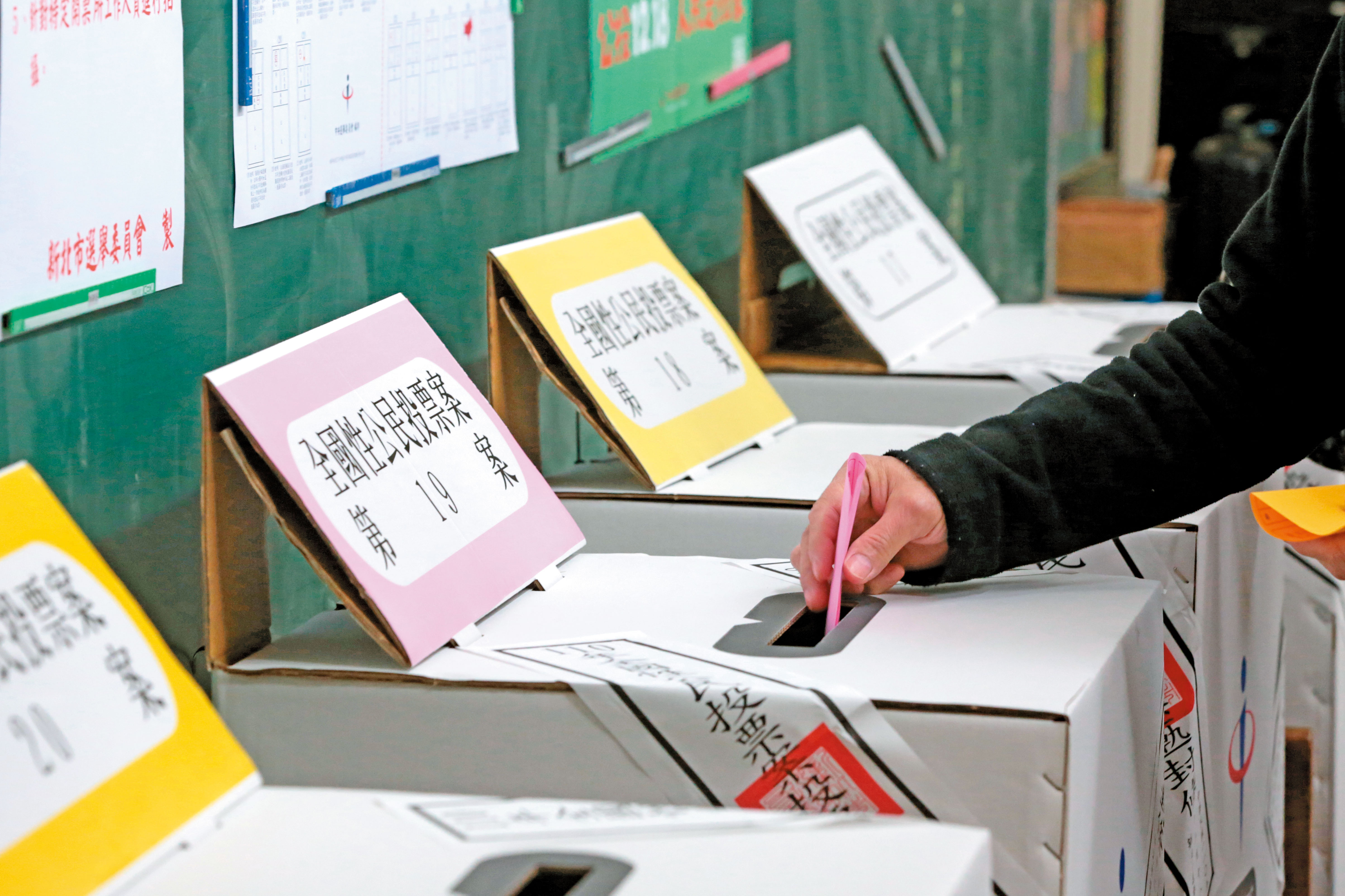 當國民黨說出這次公投是對蘇貞昌的倒閣，當民進黨催票時莫名其妙喊出「台灣隊站出來」時，公民投票的神聖性格就被兩大黨給毀了。