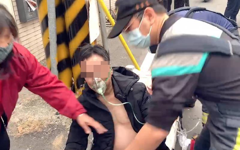 黃姓屋主脫困後一度缺氧，消防人員趕緊讓他戴上呼吸面罩喘息。（消防局提供）
