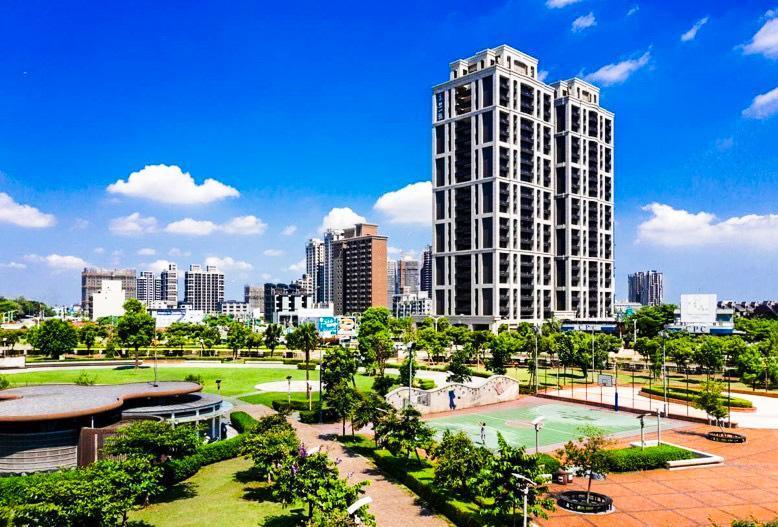 以高綠覆率、純住宅區為主的桃園中路特區，適合喜歡「離塵不離城」的族群。(圖/永慶房產集團提供)