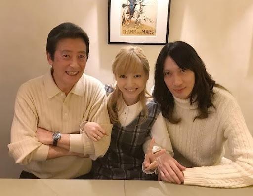 神田沙也加(中)與父親神田正輝(左)感情好,4年前與演員村田充結婚時還發了3人合照。(翻攝自神田沙也加Instagram)