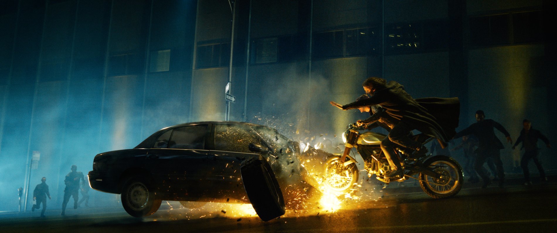 從武打到飛車動作，《駭客任務：復活》完全滿足影迷的期待。（華納兄弟提供）