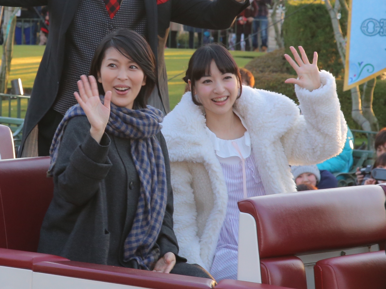 神田沙也加（右起）曾和「艾莎」松隆子一起到東京迪士尼樂園出席《冰雪奇緣》相關活動。（翻攝自產經體育報）